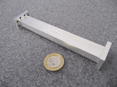 Der von Airbus Defence and Space entwickelte, mittels 3D-Druck gefertigte HF-Filter vereint zwei Teile in einem und verringert die Gesamtmasse. Der 3D-Druck ermöglicht eine schnellere Produktion bei niedrigeren Kosten.